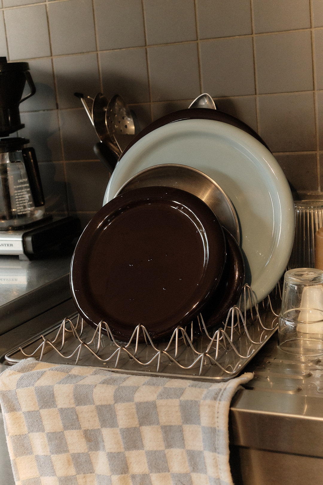 Dish drying rack with plates on a kitchen counter，澳洲設計品牌，Softedge  Dinner Plate