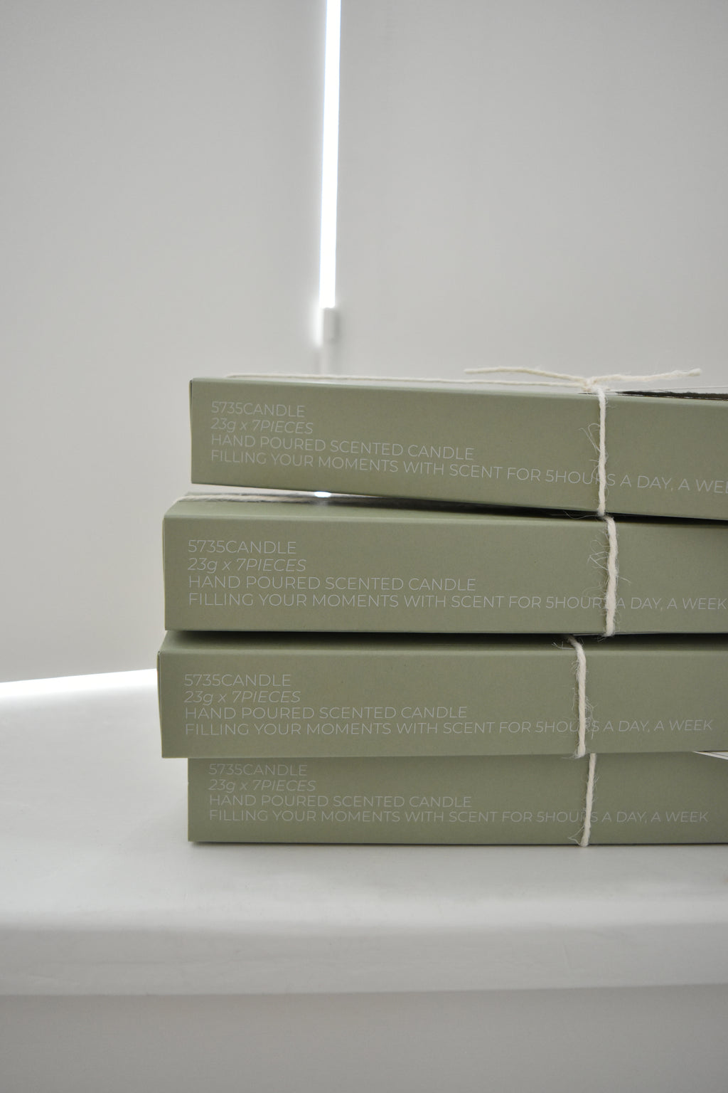 Stack of green boxes with text on a white background, 韓國設計品牌，香氛蠟燭，天然大豆蠟燭