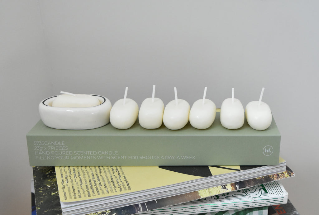Set of white candles on a green box with a gray background，Honey Flamingo，韓國設計品牌，天然大豆香氛蠟燭