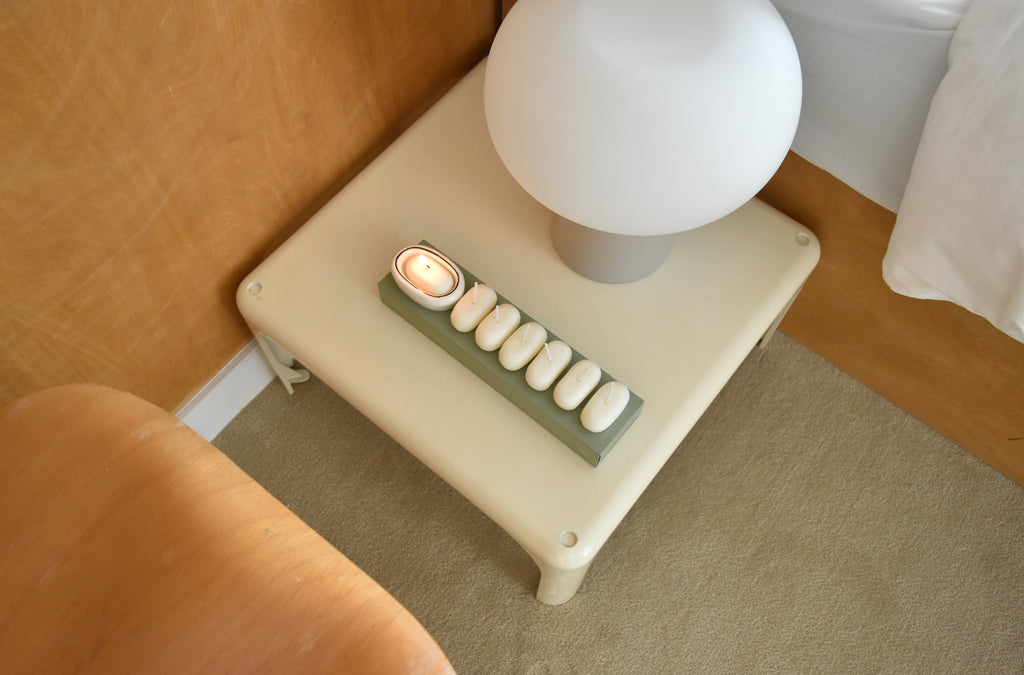 Small table with a lamp and a candle holder on a carpeted floor，韓國設計品牌，天然大豆香氛蠟燭