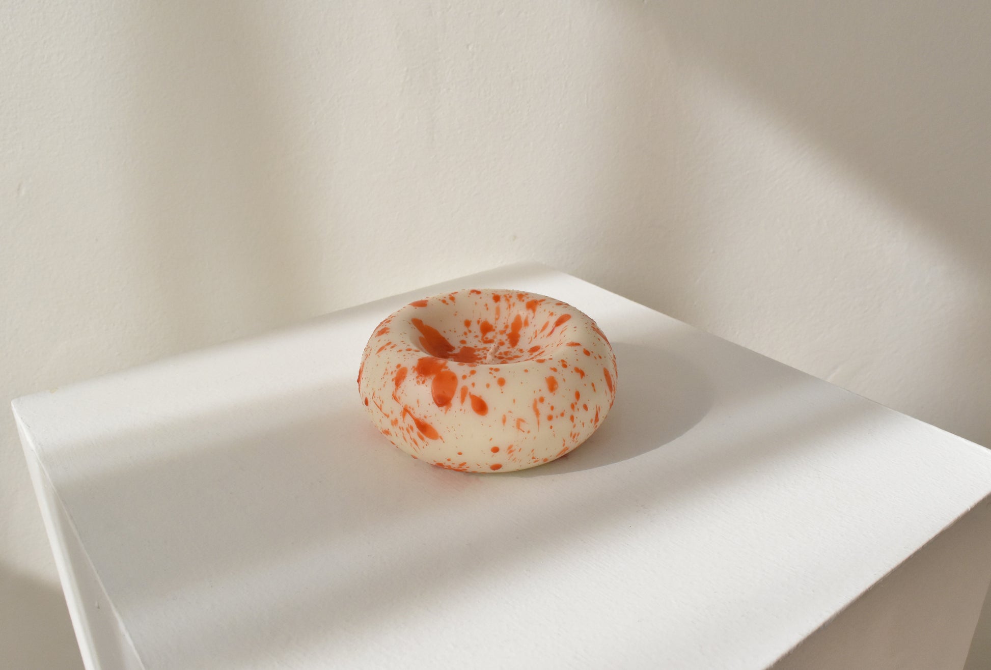 Press candle with orange speckles on，韓國設計品牌，天然大豆香氛蠟燭