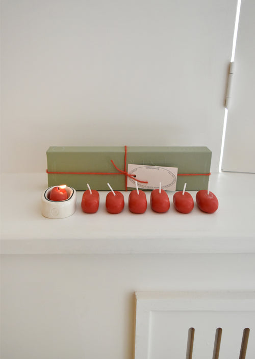 Set of red candles and a green box with a red ribbon on a white surface，Honey Flamingo，韓國設計品牌，天然大豆香氛蠟燭