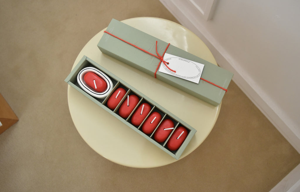 Set of red candles in a green box with a matching green lid on a beige surface，Honey Flamingo，韓國設計品牌，天然大豆香氛蠟燭