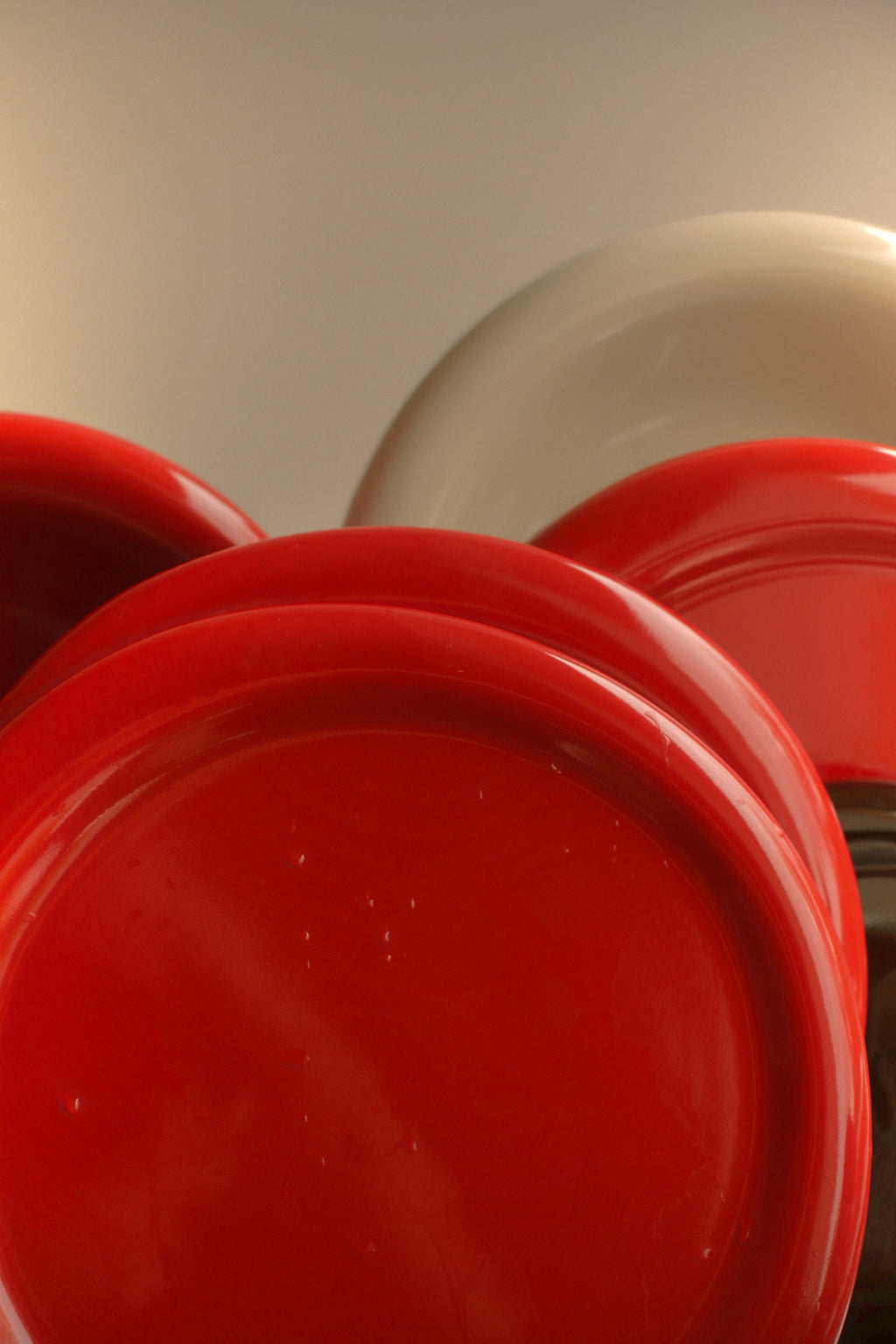 Close-up of red and beige ceramic plates on a neutral background，澳洲設計品牌，Softedge  Dinner Plate，Tomato 紅