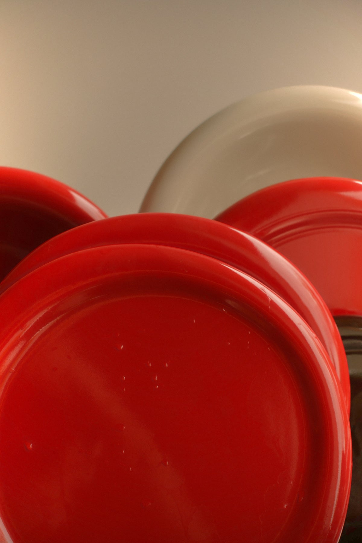 Close-up of red and beige ceramic plates on a neutral background，澳洲設計品牌，Softedge  Dinner Plate，Tomato 紅