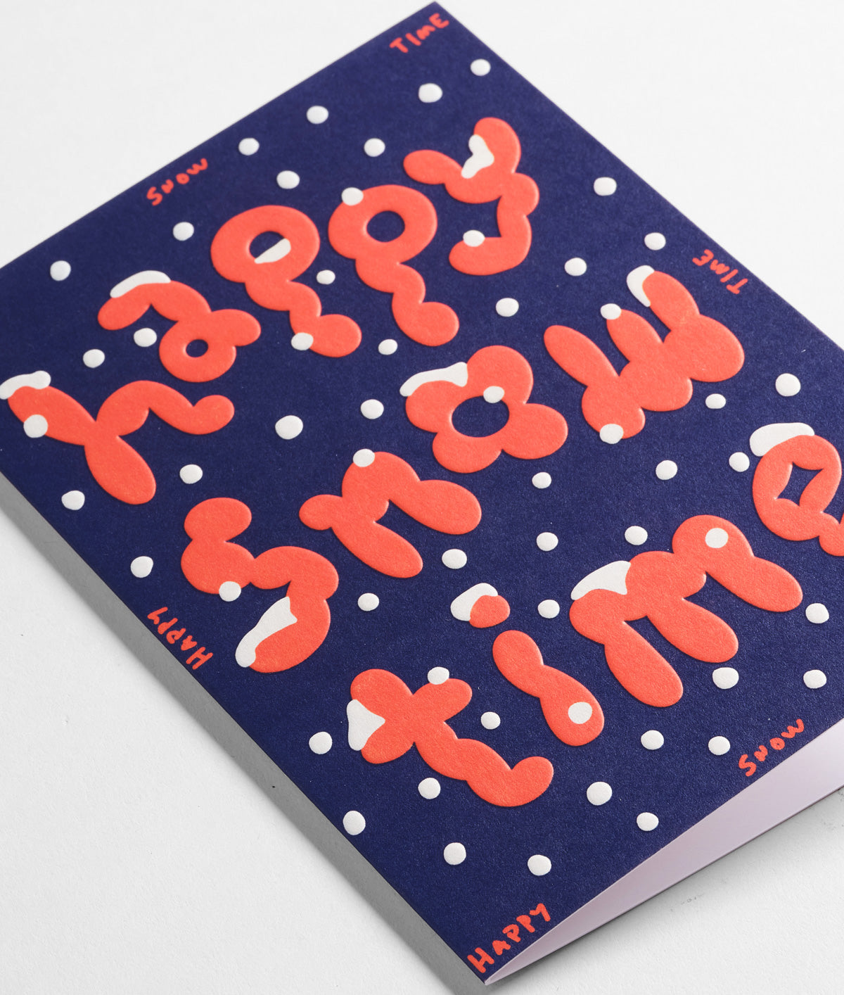 Wrap 英國插畫品牌卡片，藍色底搭配橘色氣泡字happy snow time，適合聖誕節慶祝使用