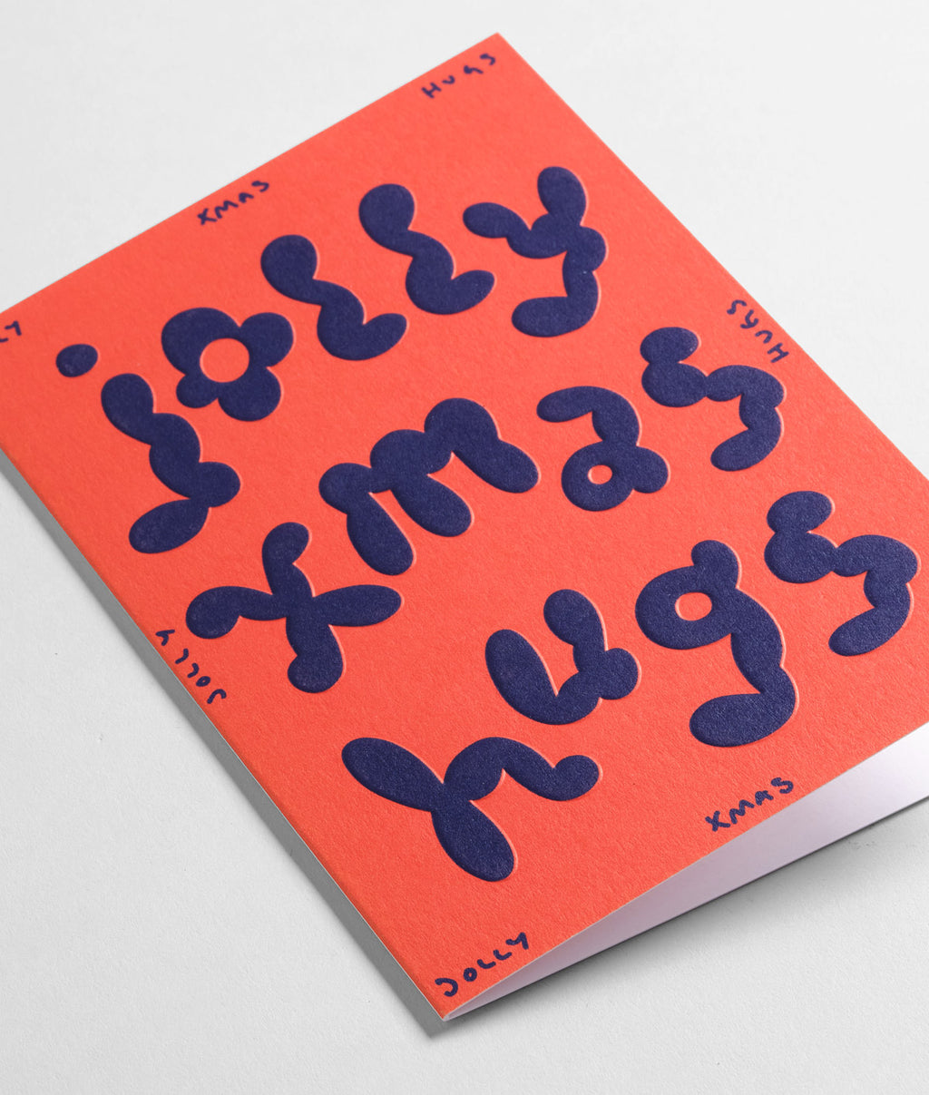 Wrap 英國插畫品牌卡片，紅色底搭配藍色氣泡字 jolly xmas hugs，適合聖誕節慶祝使用