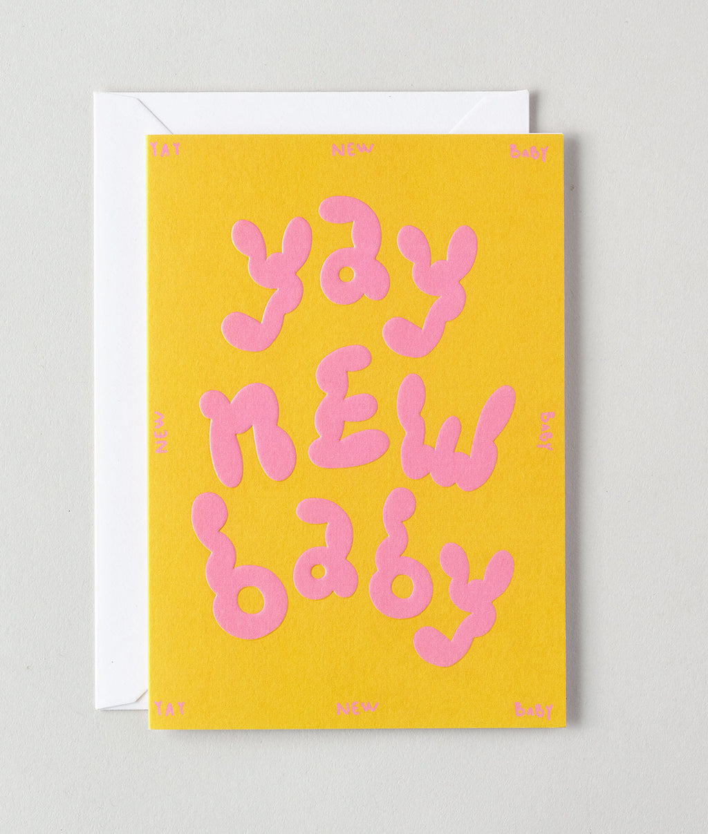 Wrap 英國插畫品牌卡片，黃色底搭配粉色氣泡字 yay new baby，適合寶寶出生慶祝使用