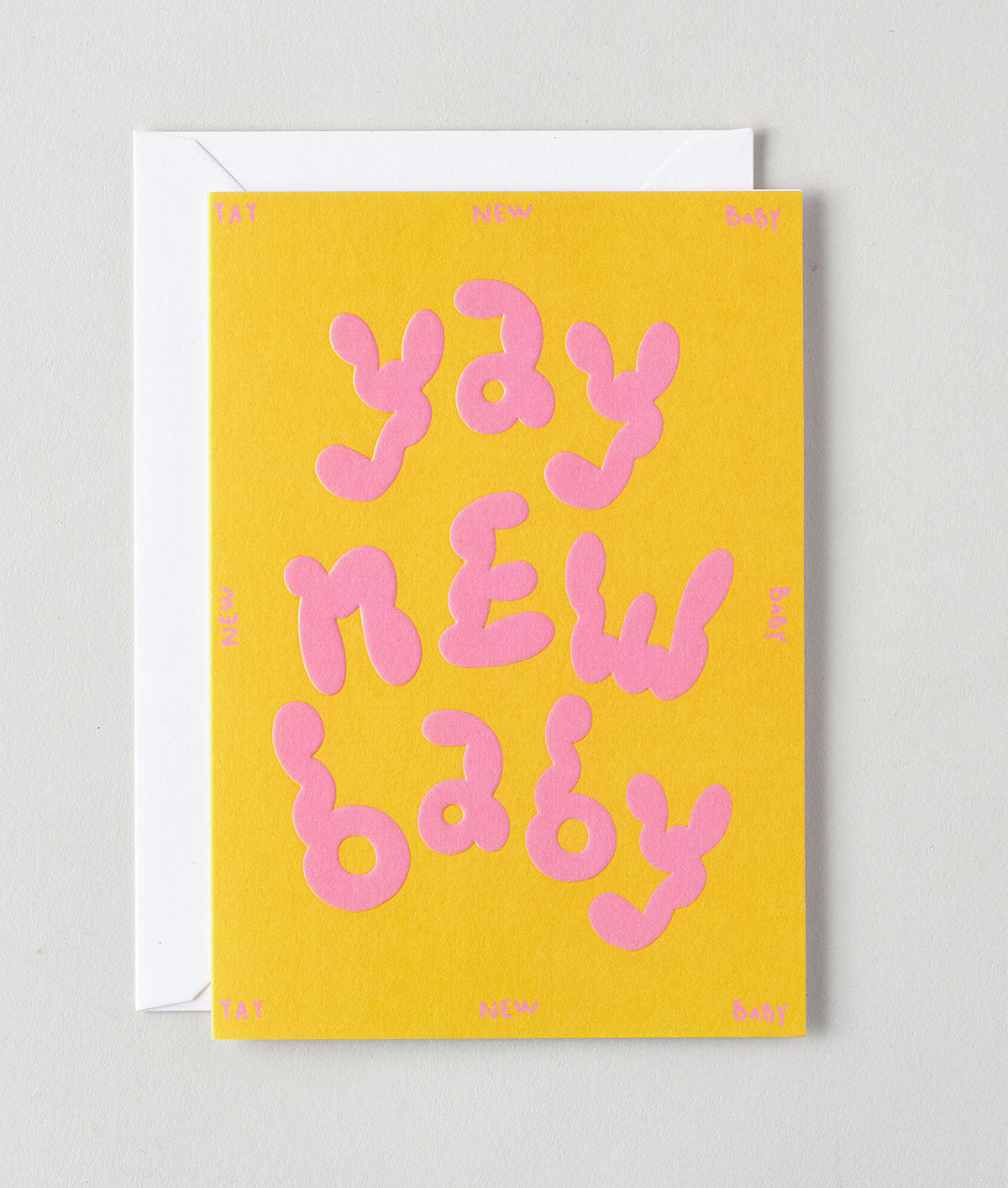Wrap 英國插畫品牌卡片，黃色底搭配粉色氣泡字 yay new baby，適合寶寶出生慶祝使用